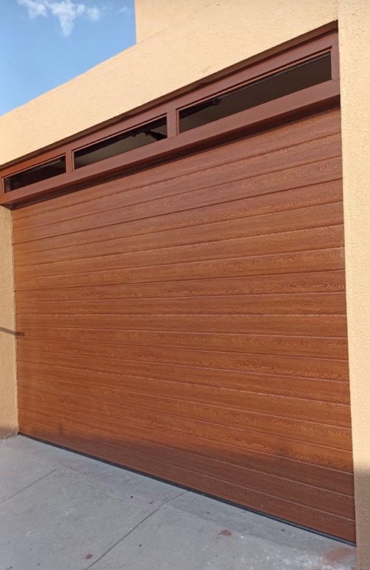 Puerta Seccional Madera Cédra con Tragaluz Superior