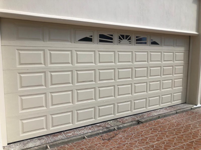 Puerta Tipo Americano Doble Beige con Ventanales Sol Naciente