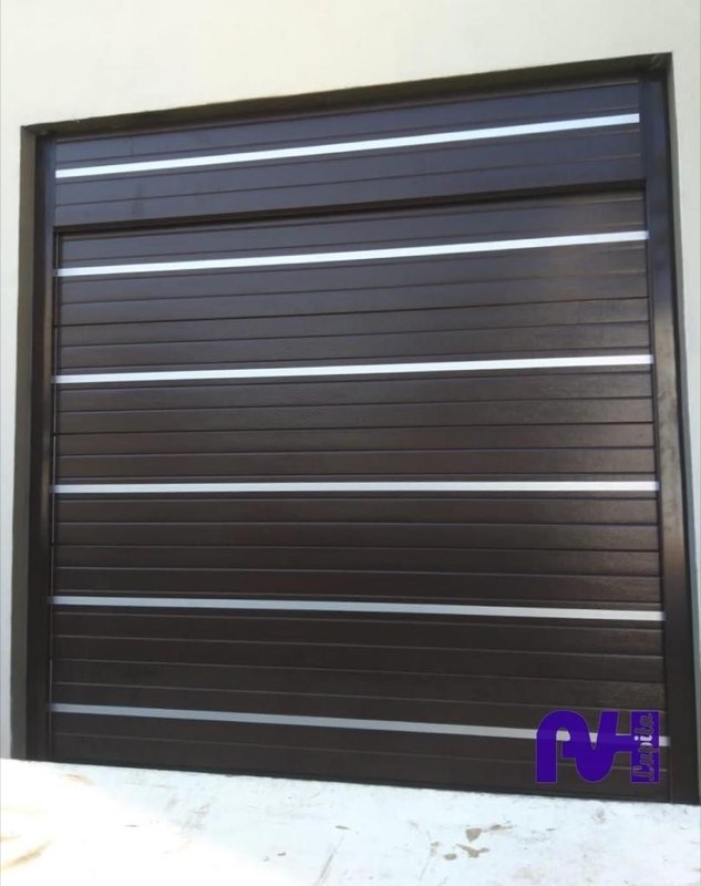 Puerta Seccional Chocolate con Inserciones de Aluminio